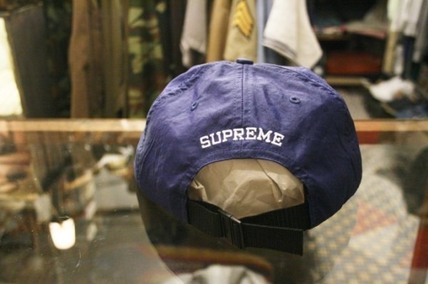 どっちなの？？？　サッカー観戦　入荷SUPREME　キャップ_f0180307_23444714.jpg