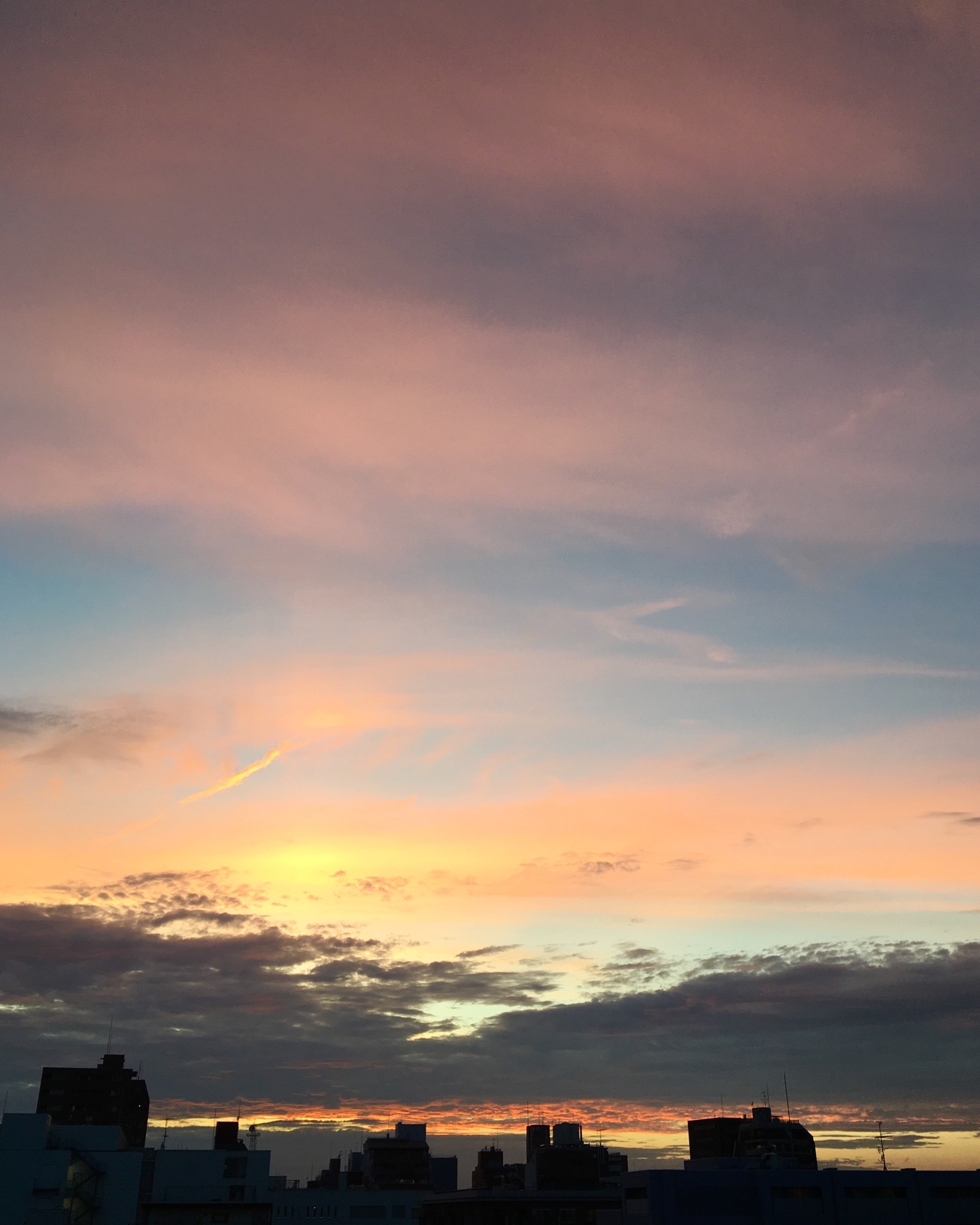 ７月８日 夕方は心地良い風も吹き 美しい夕陽でした ブログ 吉祥寺 欧夢 アンティークとともに