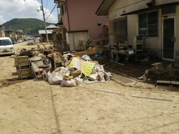 7月10日、真備町で大雨災害後の片付け支援活動をしました_d0155415_22543097.jpg