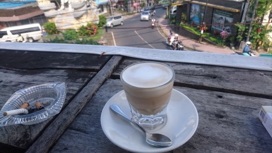 Kahiyang Coffee House Arjuna で時間潰し @ Jl.Raya Andong (’18年4月)_d0368045_23585347.jpg