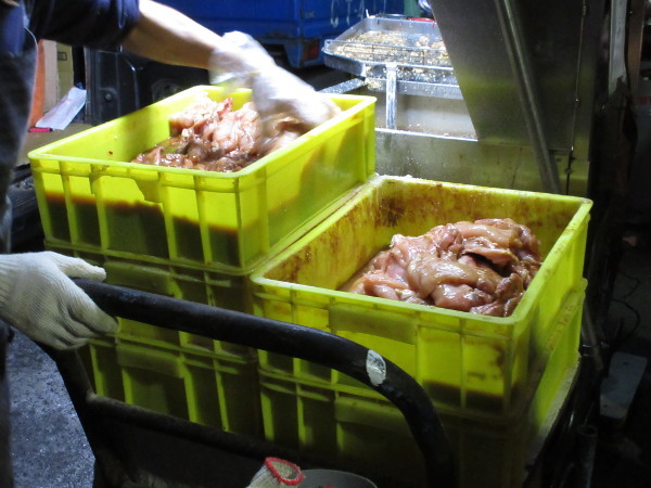 路地裏で見つけたチキンの屋台_c0152767_21374101.jpg