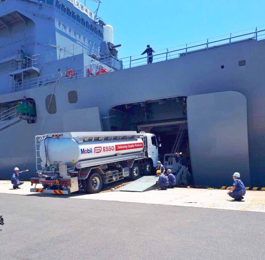 輸送艦「しもきた」タンクローリーを輸送_e0158925_23235616.jpg