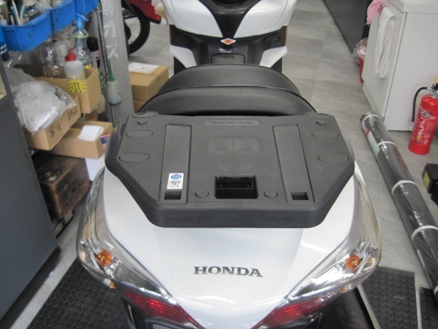 シルバーウイングGTに45Lトップボックス_d0368592_21193199.jpg