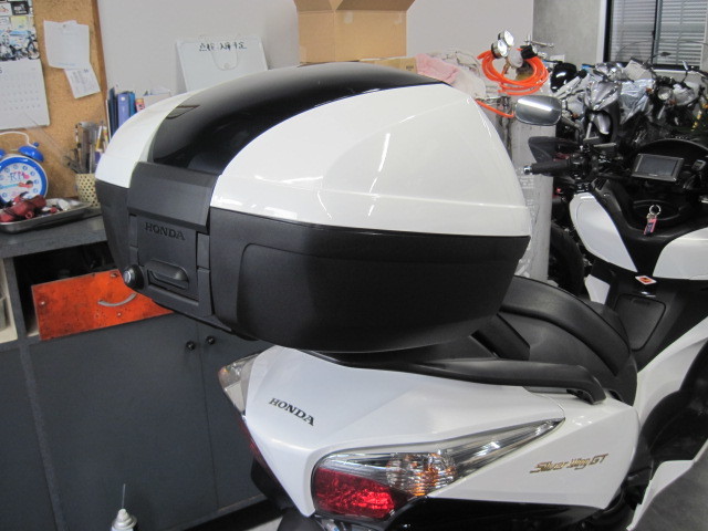 シルバーウイングGTに45Lトップボックス_d0368592_21193600.jpg