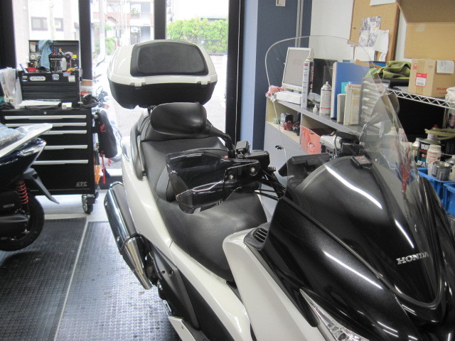 シルバーウイングGTに45Lトップボックス_d0368592_21195741.jpg