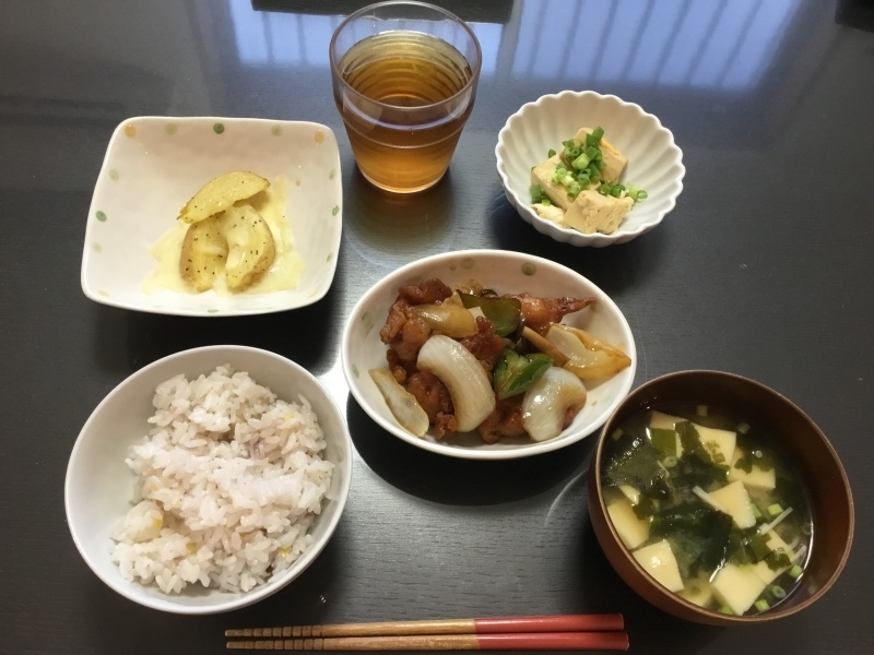 しらゆり荘夕食 唐揚げの黒酢あん 高野豆腐の卵とじ ポテトのチーズ焼き 今日の献立