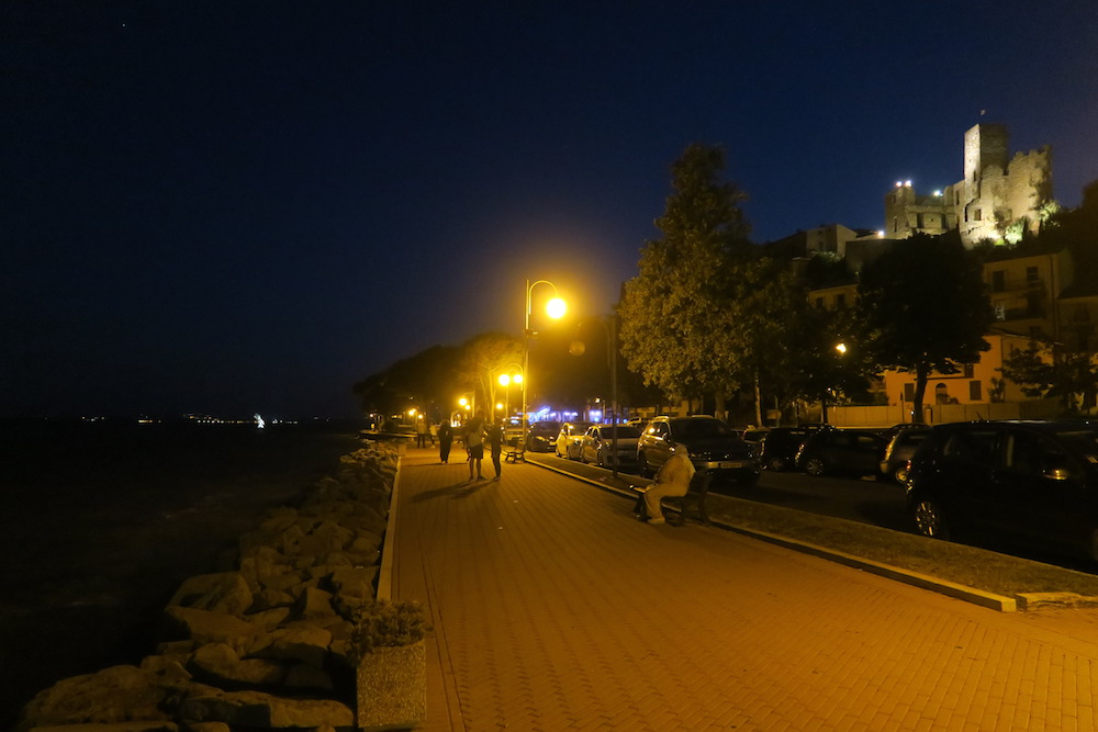 美しい夕べに湖畔の町歩き、パッシンニャーノ_f0234936_75698.jpg