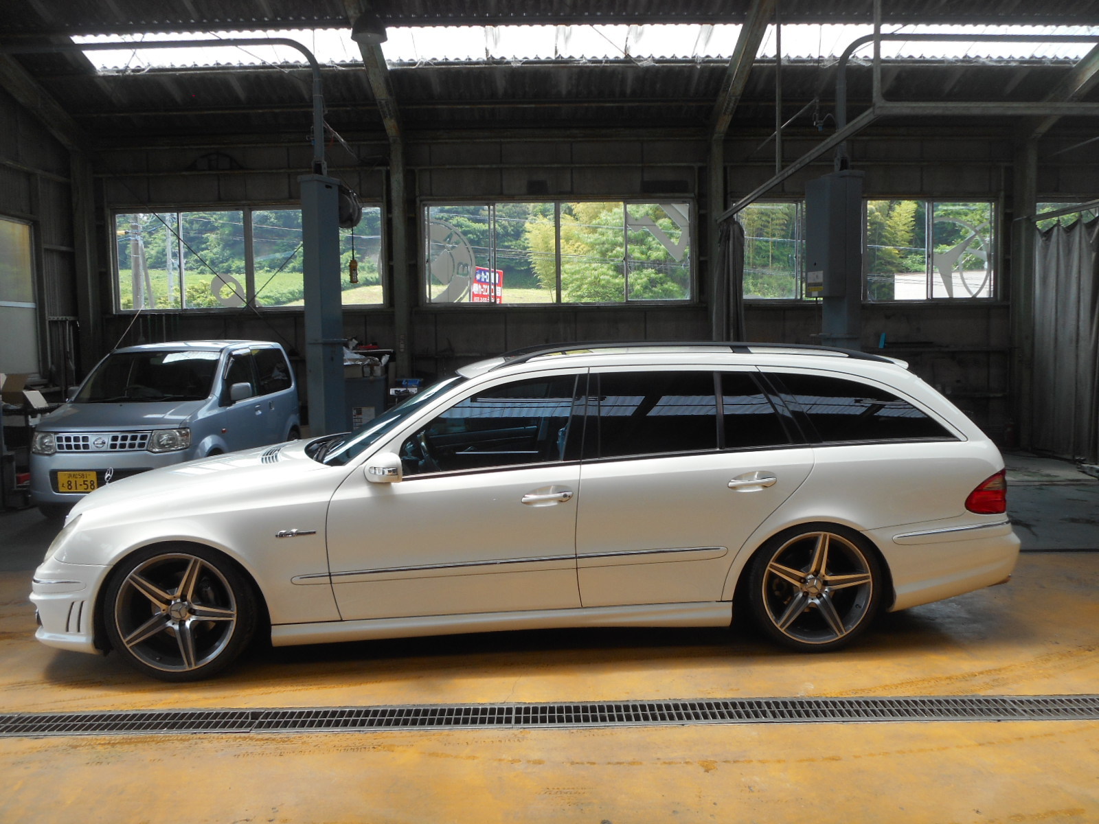 メルセデス・ベンツ W211 E500 足回りから異音 整備 (ロアアーム交換)_c0267693_17341350.jpg