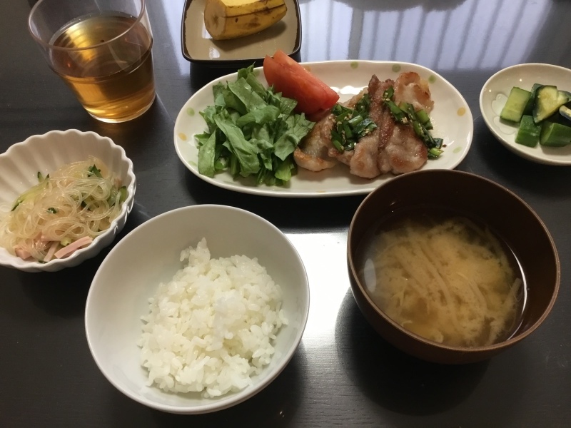 しらゆり荘夕食   豚肉のにらだれ  春雨サラダ おしんこ  バナナ_c0357519_17570182.jpeg