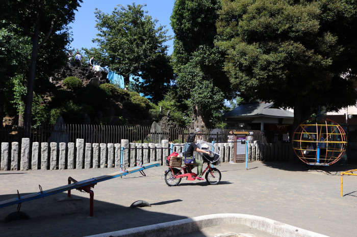 公園から見上げる、豊島長崎の富士塚／高松富士（浅間神社）_c0060143_18030420.jpg