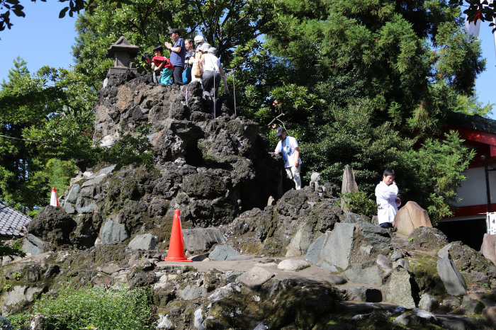 お山開きの池袋富士塚（池袋氷川神社）に登ってきたよ_c0060143_18055867.jpg