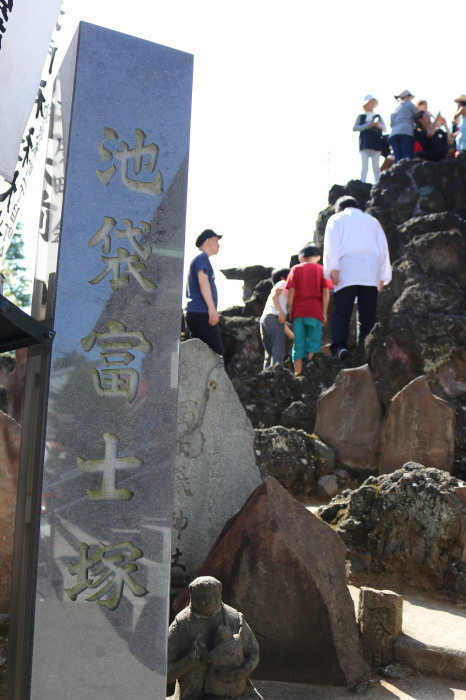 お山開きの池袋富士塚(池袋氷川神社)に登ってきたよ_c0060143_18062375.jpg