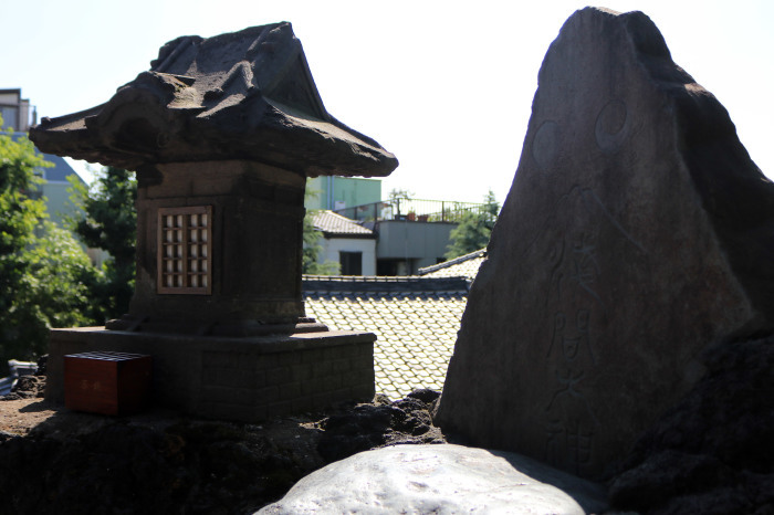 お山開きの池袋富士塚(池袋氷川神社)に登ってきたよ_c0060143_18063728.jpg