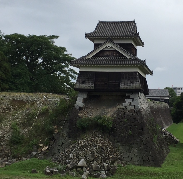 KUMAMOTO その10　熊本城公園　二の丸広場　大地震の爪痕_a0165160_12582459.jpg