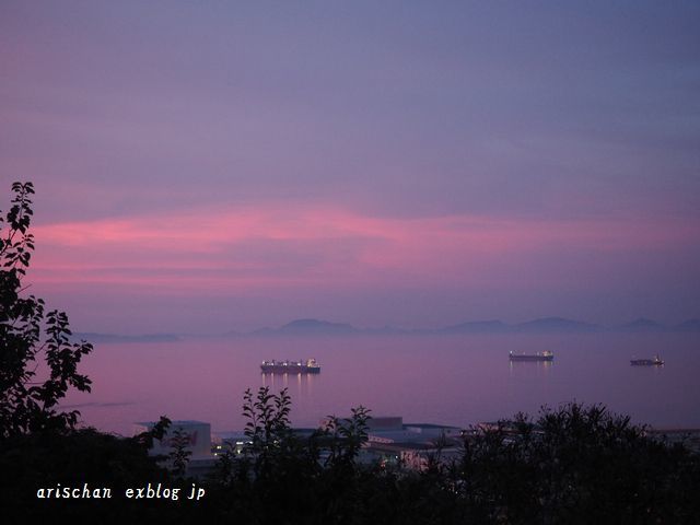 瀬戸内の夏の夕暮れ 薄暮は紫に アリスのトリップ 瀬戸内の夏の夕暮れ 薄暮は紫に アリスのトリップ