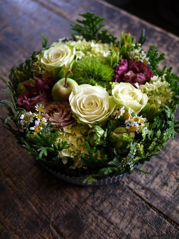 ご友人の入籍日にタルト型アレンジメント 黄緑が映えるように 登別市緑町に発送 18 07 10着 札幌 花屋 Mell Flowers