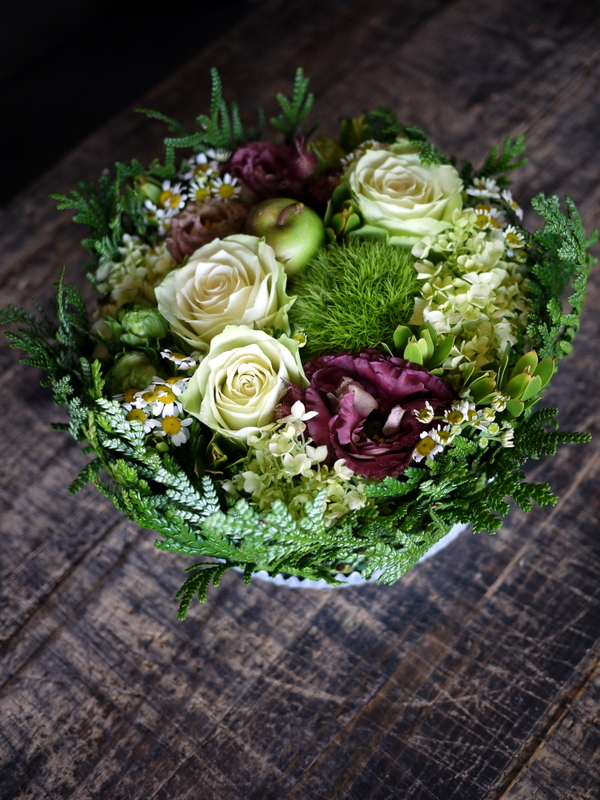 ご友人の入籍日にタルト型アレンジメント 黄緑が映えるように 登別市緑町に発送 18 07 10着 札幌 花屋 Mell Flowers