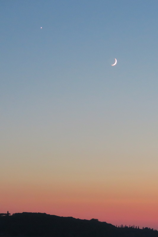 夕暮れの空に金星・二日月、トラジメーノ湖_f0234936_713214.jpg