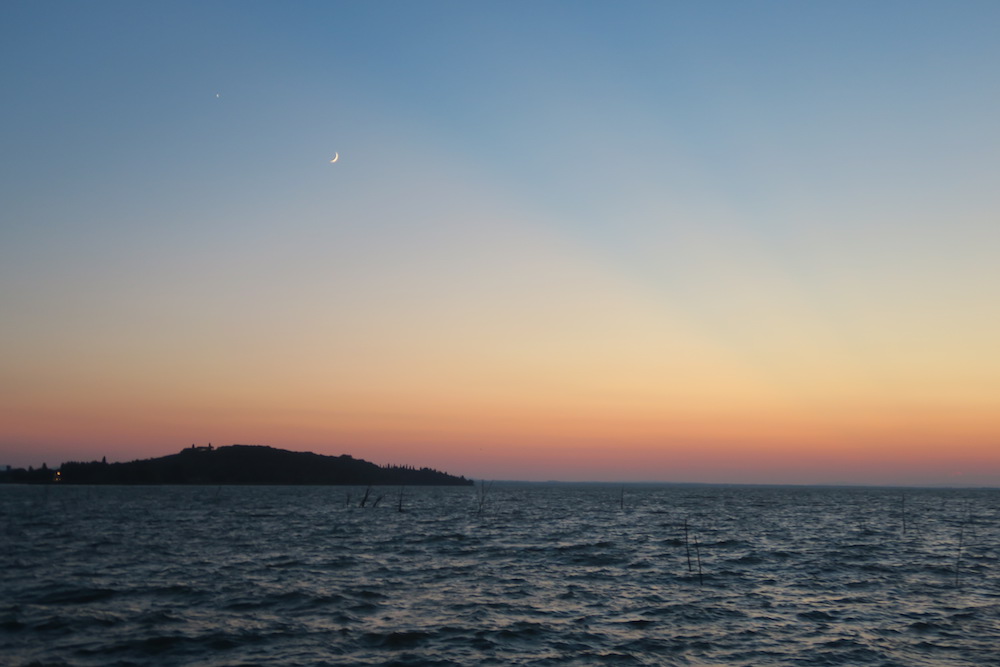 夕暮れの空に金星・二日月、トラジメーノ湖_f0234936_7133812.jpg