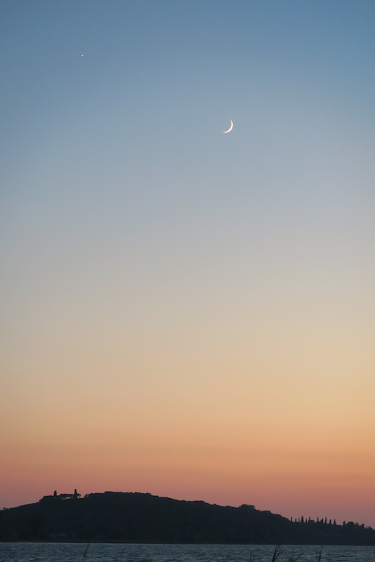 夕暮れの空に金星・二日月、トラジメーノ湖_f0234936_7181254.jpg