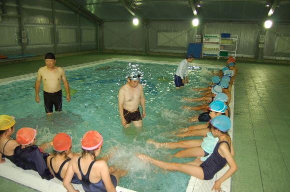 ３、４年生　水泳教室が始まりました_d0010630_14380873.jpg