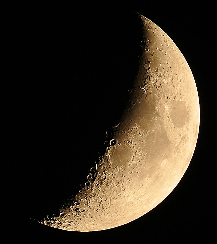 黄色い月 18年7月18日 月齢5 4 Face S Of The Moon Photos Silly Things