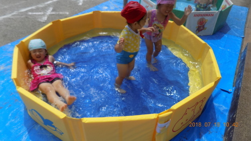 7月18日 水 プール遊びとどろんこ遊び ともべ幼稚園 ひろばの