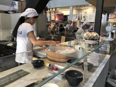 中央市場にオープンしたトシさんのお寿司屋さん_a0136671_23420383.jpeg