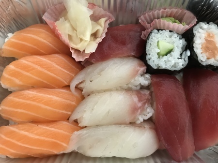 中央市場にオープンしたトシさんのお寿司屋さん_a0136671_23424897.jpeg