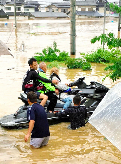 ザ・ヒーロー：水上バイク野郎、１２０人救出し、疾風のように去っていく！？_a0348309_84520100.png