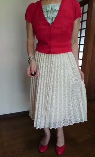7月日 70代 赤tシャツとレースプリーツスカートでコーディネートをする 誰かのために 何かのために 7月日 70代 赤tシャツとレースプリーツスカートでコーディネートをする 誰かのために 何かのために