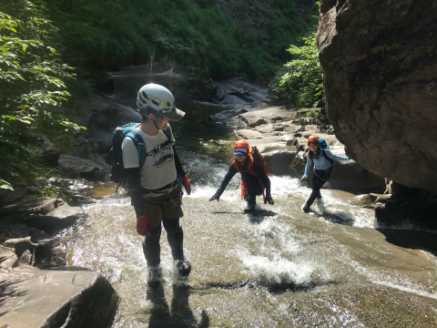 越後湯沢の友人女子達と初心者向けの白毛門沢へ遊びに。_d0110562_22564461.jpg