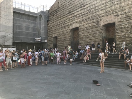 人気店のジェラテリアの隣のジェラテリア_a0136671_03121093.jpeg