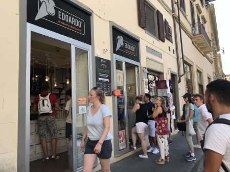 人気店のジェラテリアの隣のジェラテリア_a0136671_03143619.jpeg