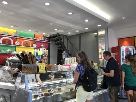 人気店のジェラテリアの隣のジェラテリア_a0136671_03154121.jpeg