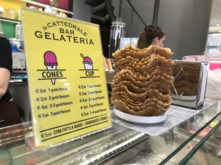人気店のジェラテリアの隣のジェラテリア_a0136671_03160407.jpeg