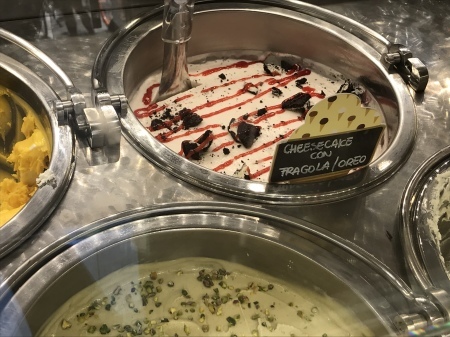 人気店のジェラテリアの隣のジェラテリア_a0136671_03163379.jpeg