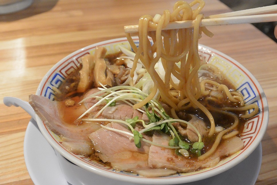 おしゃれ風で綺麗な店内でがっつりしかもお得にラーメン サバ6製麺所_b0371961_09511203.jpg