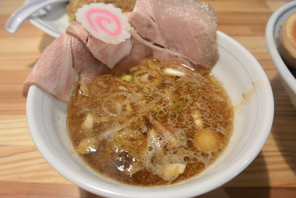 おしゃれ風で綺麗な店内でがっつりしかもお得にラーメン サバ6製麺所_b0371961_09552536.jpg