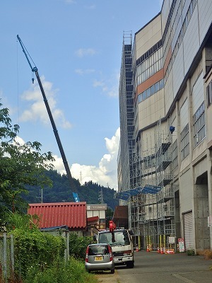 JR浦佐駅の壁面工事が進んでいます_c0336902_21570746.jpg