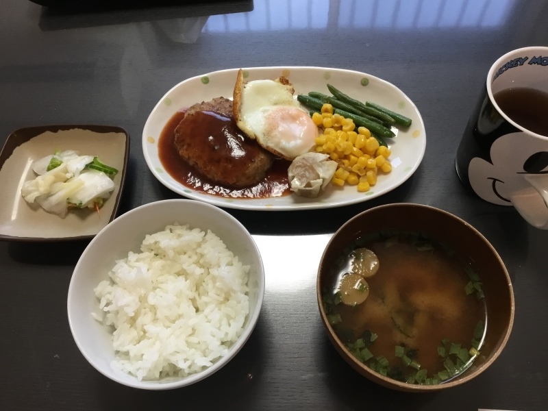 しらゆり荘夕食 デミグラスハンバーグ 味噌汁 今日の献立 しらゆり荘夕食 デミグラスハンバーグ 味噌汁 今日の献立