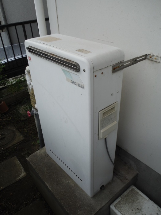 システムキッチンへの取替え ~ 給湯器の取替え。_d0165368_04595821.jpg