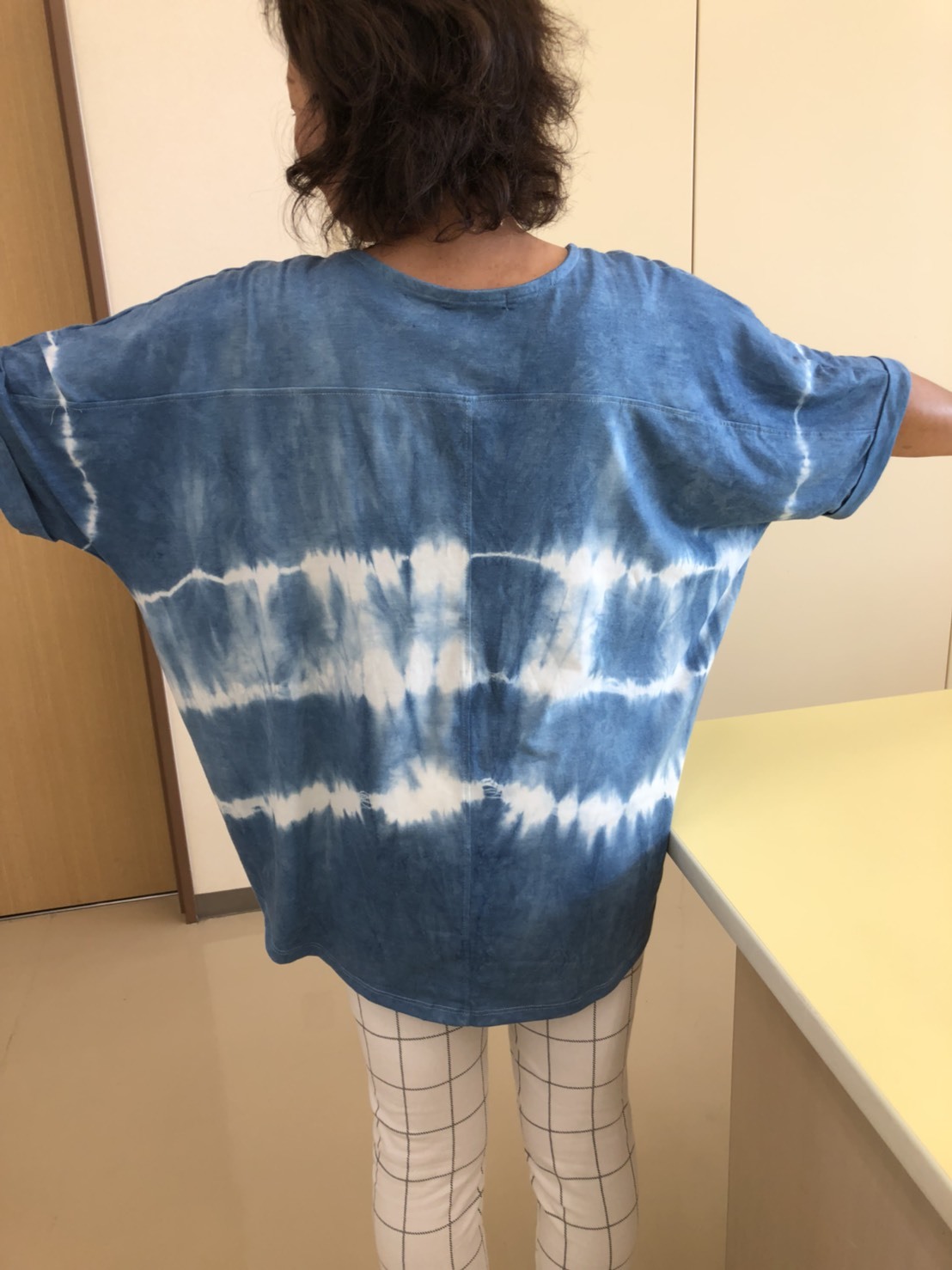 ｔｙさんの藍絞り染めｔシャツ 冷房対策に虹染めレッグウォーマーが大活躍中です 手染めと糸のワークショップ