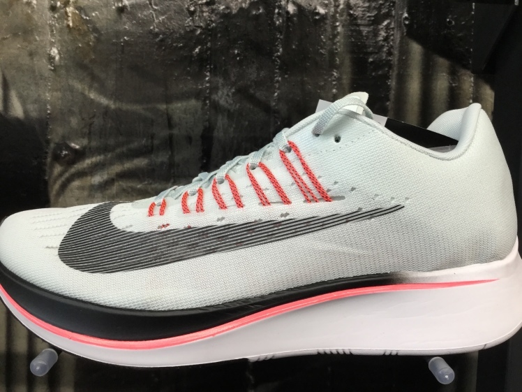 ナイキズームフライの新色 ブルーホワイト グレー ホットパンチの登場です Nike Running Nagoya Sports Quest