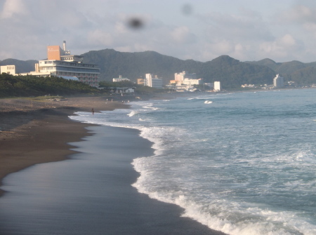 鴨川の海.左ひざ治療通院開始.浜辺の歌_e0244035_03032006.jpg