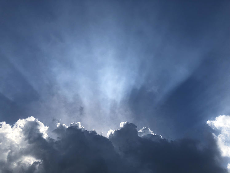 《空と雲》天使のパンチと、大きな不思議なかたちの吊るし雲と。_b0298740_22474830.jpg