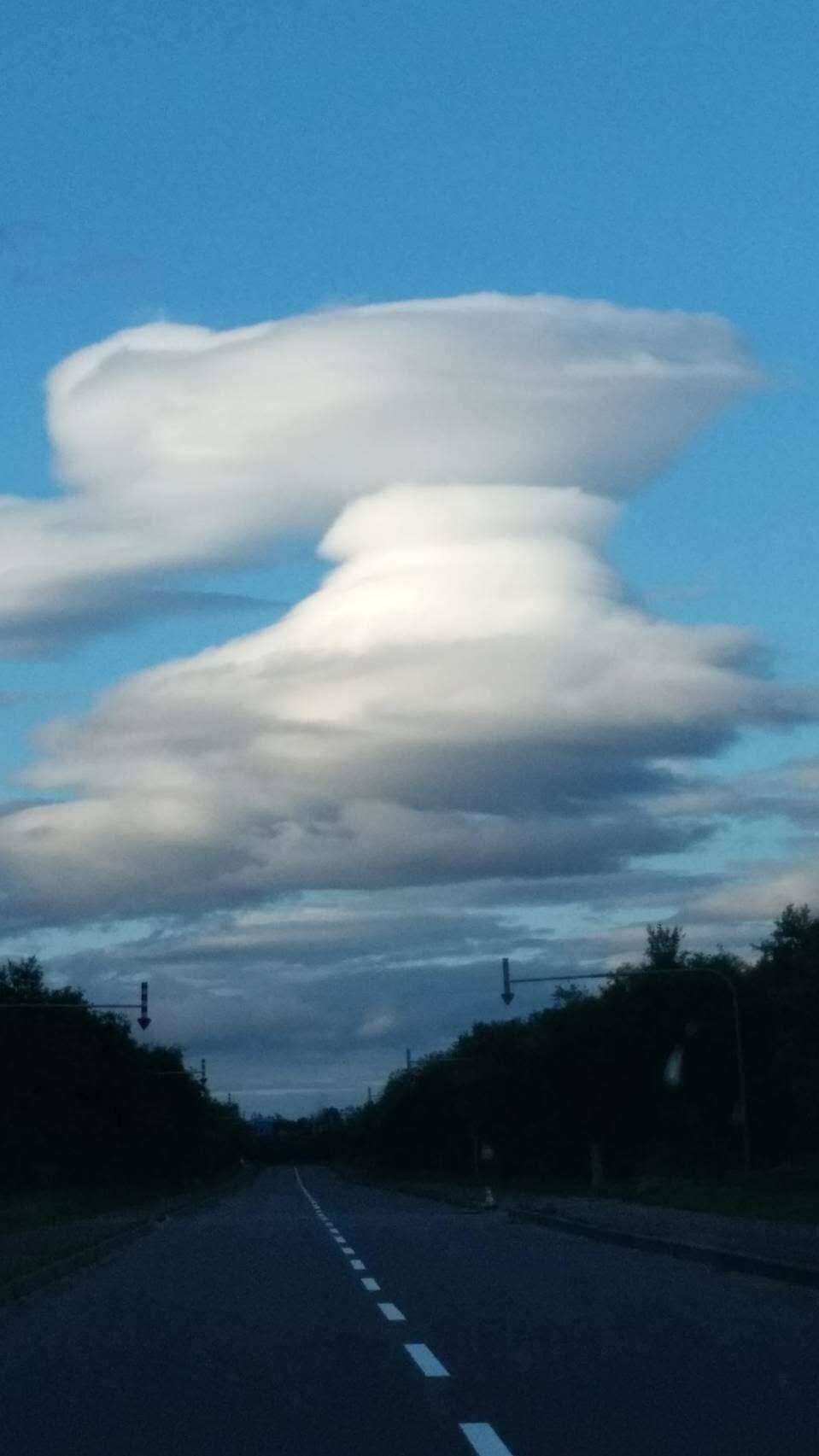 《空と雲》天使のパンチと、大きな不思議なかたちの吊るし雲と。_b0298740_22482367.jpg