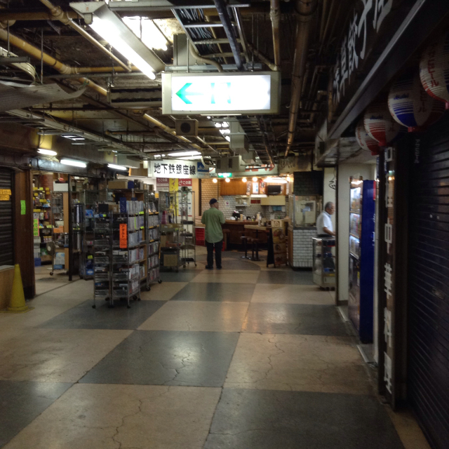 浅草地下商店街の強烈な吸引力。_a0334793_02574080.jpg