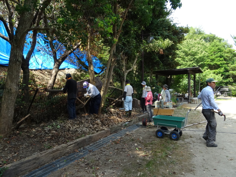 災害後の花の広場片付け継続・土井府議視察・・・うみべの森_c0108460_15353861.jpg