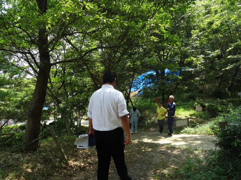 災害後の花の広場片付け継続・土井府議視察・・・うみべの森_c0108460_15365327.jpg